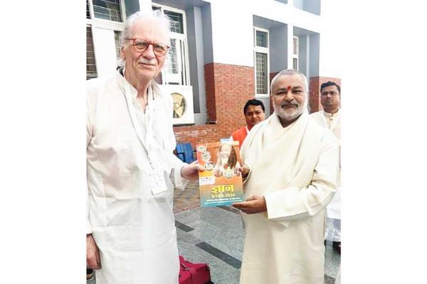 Brahmachari Girish Ji met Dr. Lothar Craner, Former National Leader of Maharishi Organisation at Austria and presented annual magazine of Maharishi Organization Gyan 2024 during visit to 10000 Siddha's assembly for World Peace at Hyderabad.