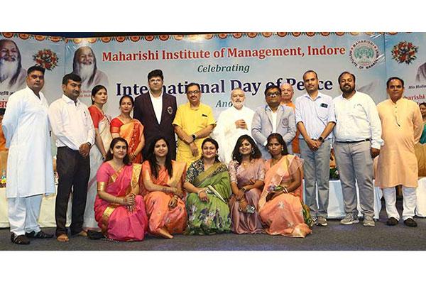 Brahmachari Dr. Girish ji, Chairman of the Educational Institute Group, expressed his views in the program organized to commemorate the International Day of Peace and the beginning of the academic session of Maharishi Institute of Management.