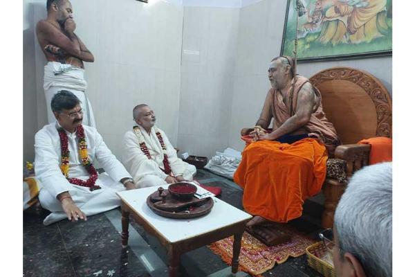 Got darshan and blessings of Shri Kanchi Kamkoti Jagatguru Shankaracharya Swami Vijayendra Saraswati Ji Maharaj at Hyderabad. Maharaj Shri has given his kind blessings and emphasised the need of Vedic Education on much larger scale in India and world wide in the interest of the citizens of the world.